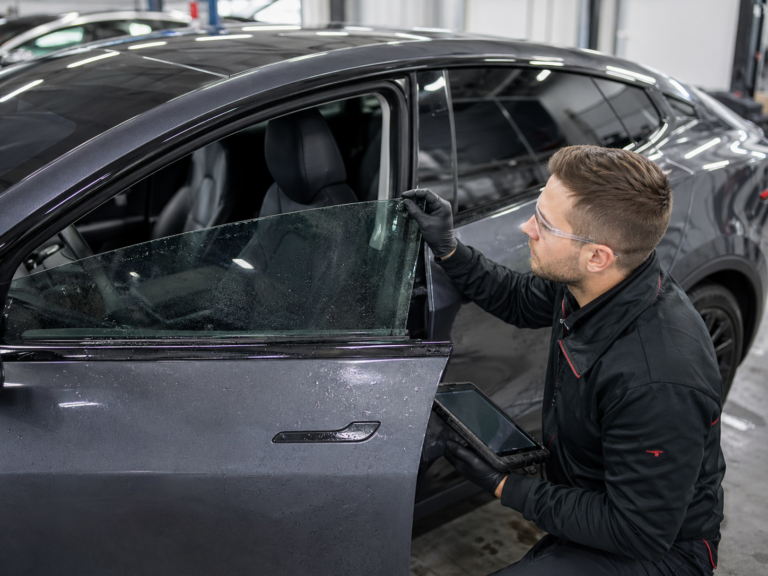 Почему стекла и безрамочные двери tesla нельзя долго считать мелочью